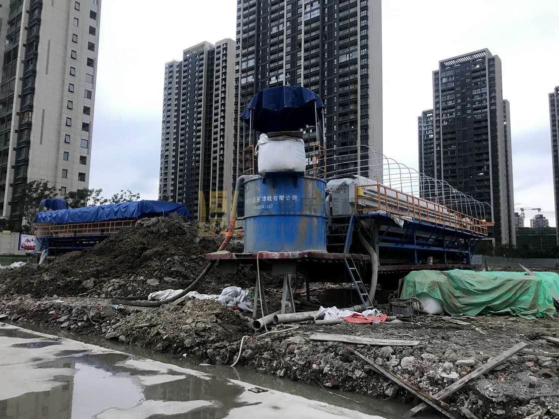 浙江溫州打樁泥漿現(xiàn)場(chǎng)案例，使用2臺(tái)600平方車(chē)載壓濾機(jī).jpg