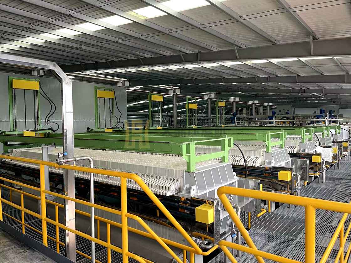 重慶某食品廠處理果汁廢水現場，使用400平方全自動水沖洗隔膜壓濾機5臺 (2).jpg